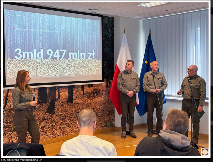 Zdjęcie&#x20;przestawiające&#x20;4&#x20;osoby&#x20;-&#x20;prelegentów&#x20;konferencji